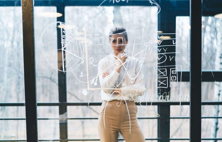 mulher aplicando inteligência de negócios na empresa.