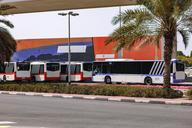 Frota de ônibus estacionada