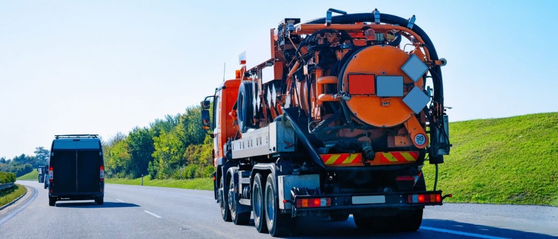 caminhão de transporte produtos perigosos.