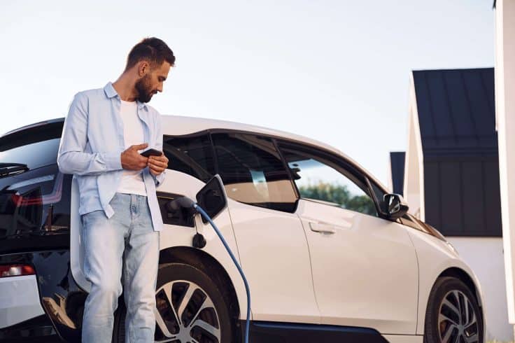 Homem dirigindo carros elétricos no Brasil.