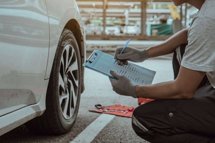Mecânico fazendo revisão de um carro