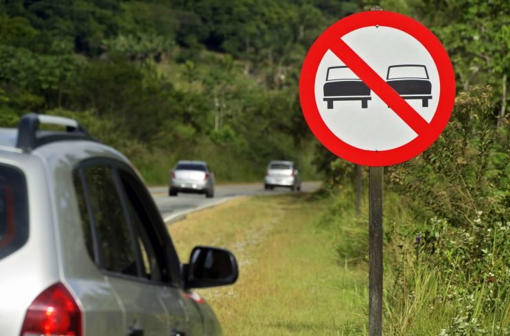Multa por ultrapassagem indevida
