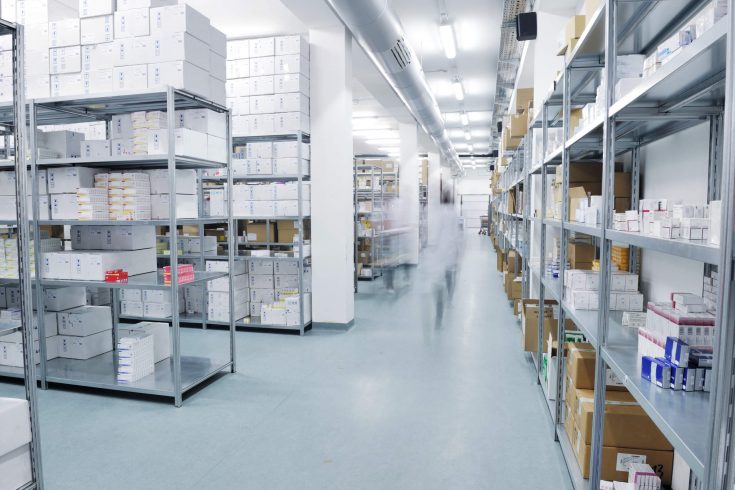 Não existem veículos específicos para a logística de medicamentos, mas eles devem estar preparados para lidar com condições específicas de armazenamento e temperatura, se necessário