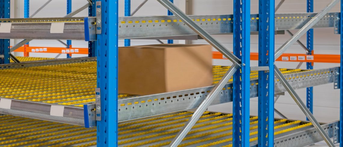 A estrutura flow rack consegue aumentar a produtividade porque agiliza o processo de entrada e saída de produtos.