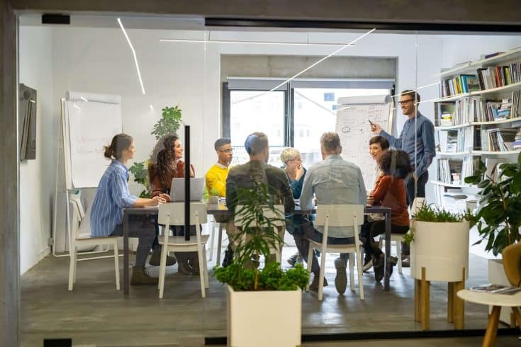 equipe de marketing e logística trabalhando em conjunto