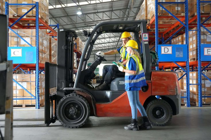 Profissionais de logística trabalhando com indicadores de produtividade.
