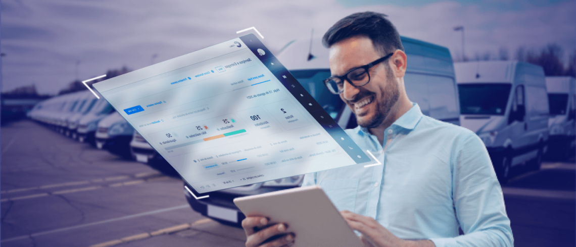 Gestor de frota mexendo em tablet com o sistema de gestão da Cobli aberto