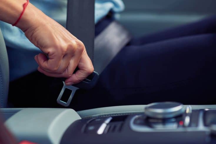 motorista com cinto de segurança