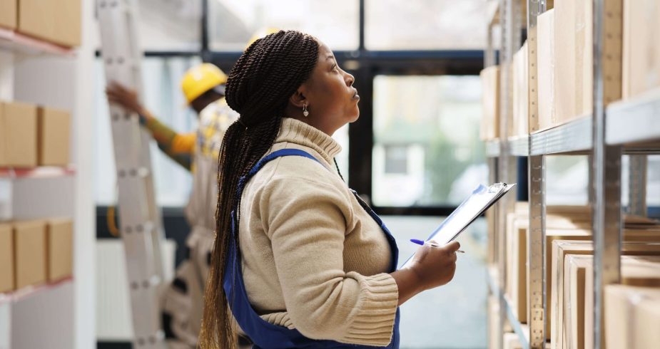 Profissional de logística realizando supply chain compliance.
