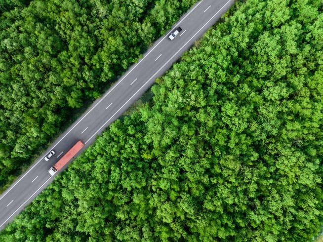 Caminhão na estrada com redução de emissões na frota.