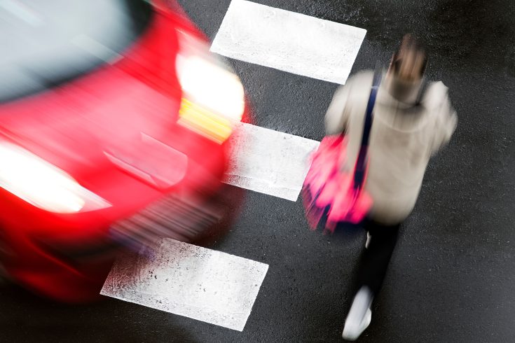 mulher na estrada com carro em direção perigosa.